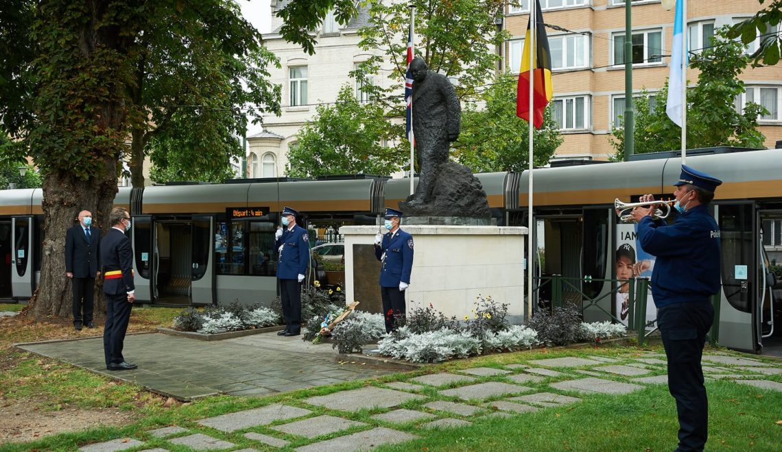 Célébration de la libération d’Uccle, devant la statue de Winston Churchill, au Rond-point Churchill