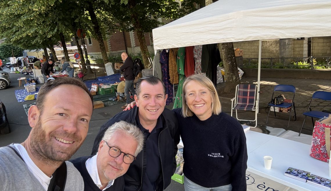 Des échanges concrets avec les habitants à la brocante d’Uccle centre