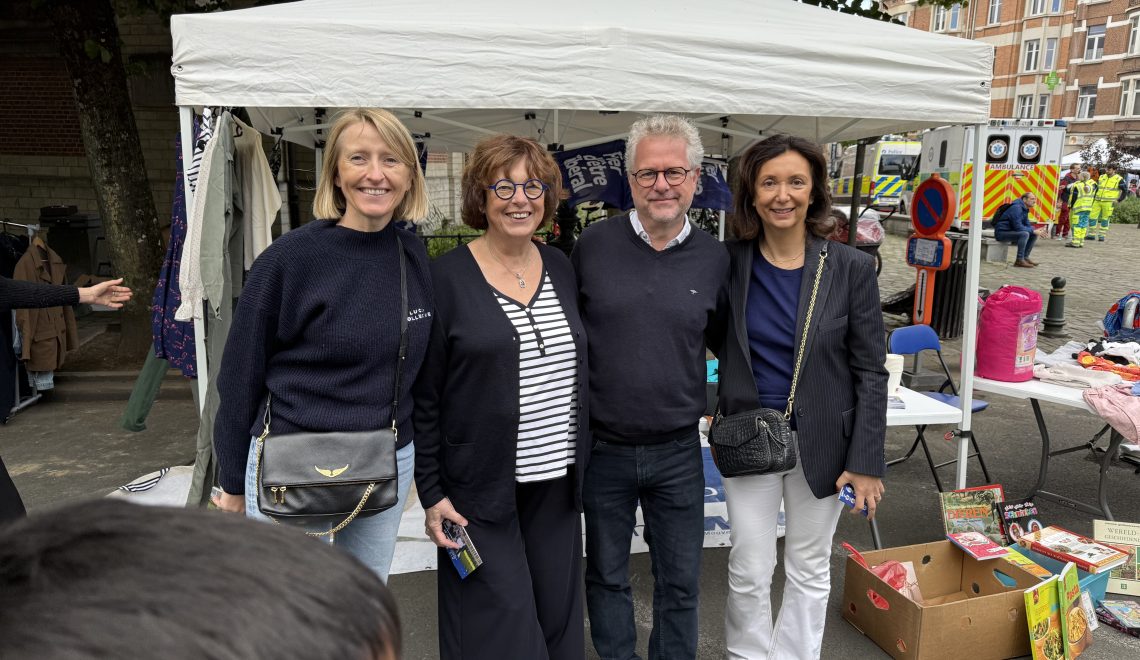 Des échanges concrets avec les habitants à la brocante d’Uccle centre