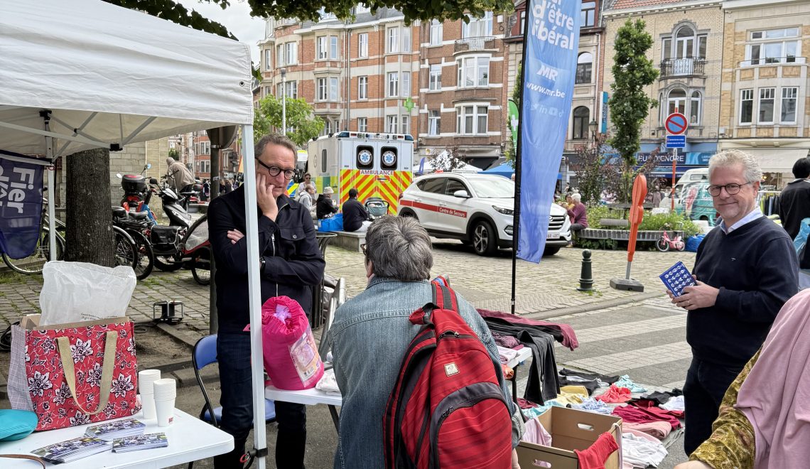 Des échanges concrets avec les habitants à la brocante d’Uccle centre