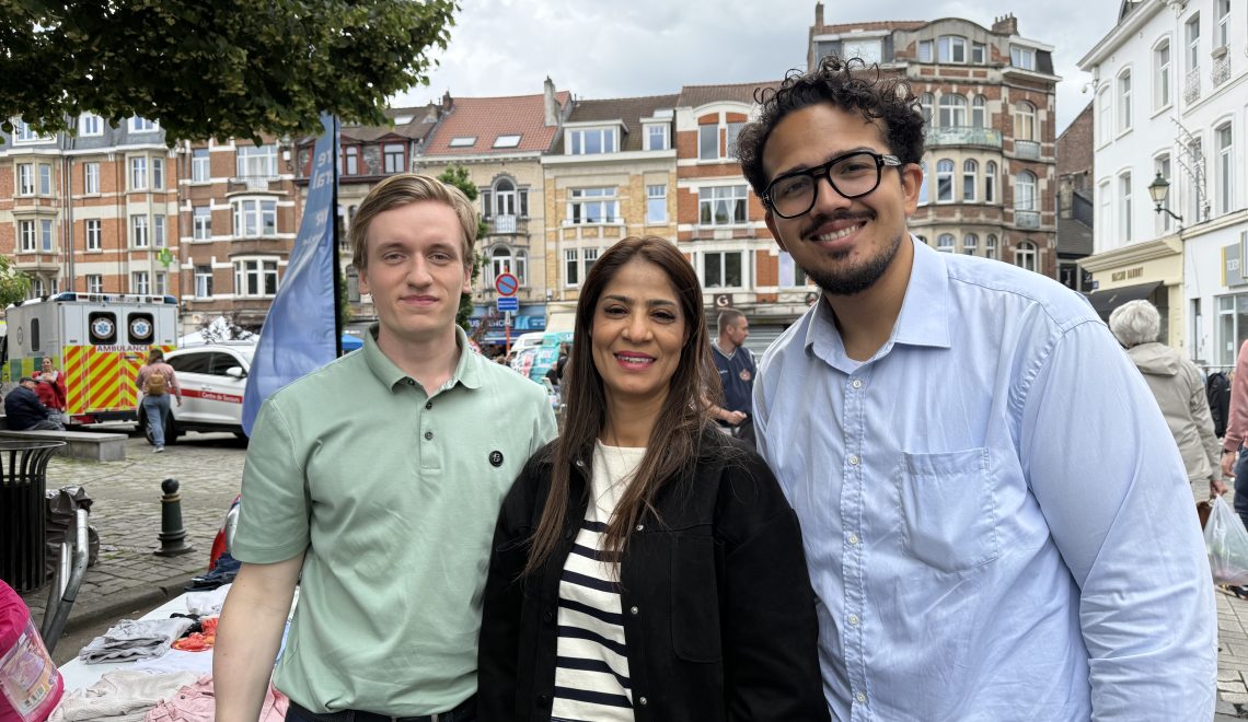 Des échanges concrets avec les habitants à la brocante d’Uccle centre